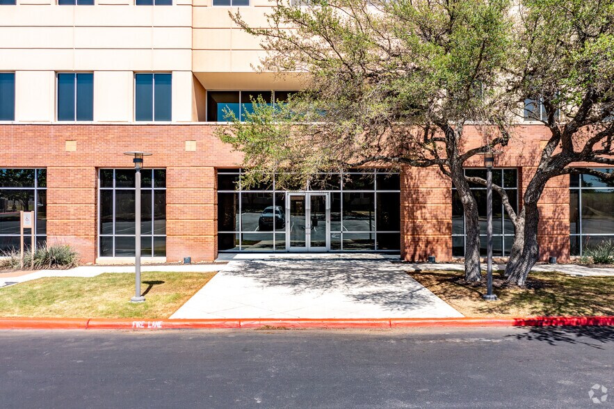 607 E Sonterra Blvd, San Antonio, TX à louer - Photo du bâtiment - Image 3 de 16