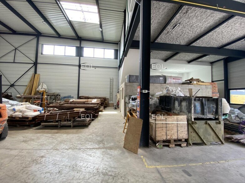 Flex in Viry-Châtillon for lease - Interior Photo - Image 3 of 4