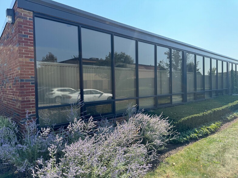 7700 Brushhill Rd, Burr Ridge, IL à louer - Photo du bâtiment - Image 2 de 3