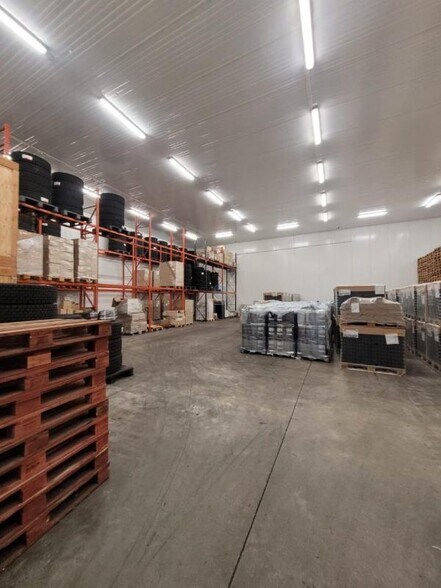 Industrial in Saint-Jean-de-Braye for lease - Interior Photo - Image 3 of 3