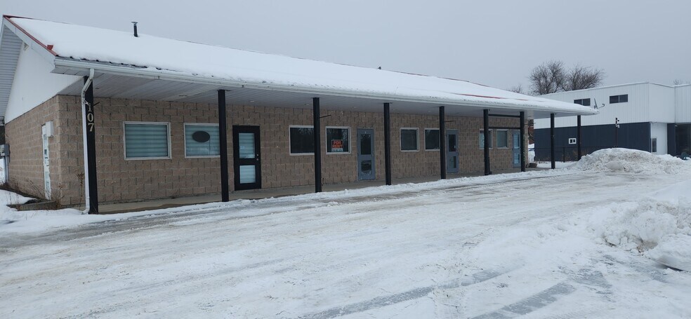 107 Front St, Spanish, ON à louer - Photo du bâtiment - Image 2 de 2