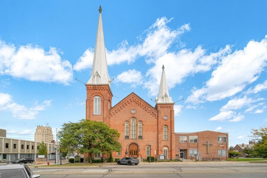 201 S Jackson St, Jackson, MI à vendre - Photo du bâtiment - Image 2 de 50