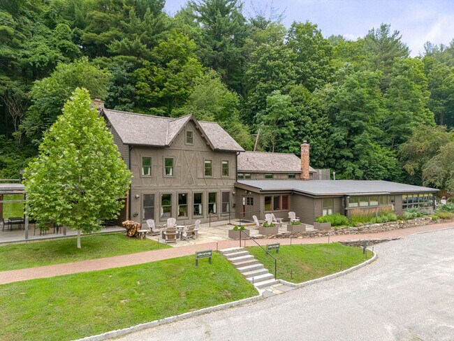 Plus de détails pour 37 Catamount Rd Hillsdale, Hillsdale, NY - Services hôteliers à vendre