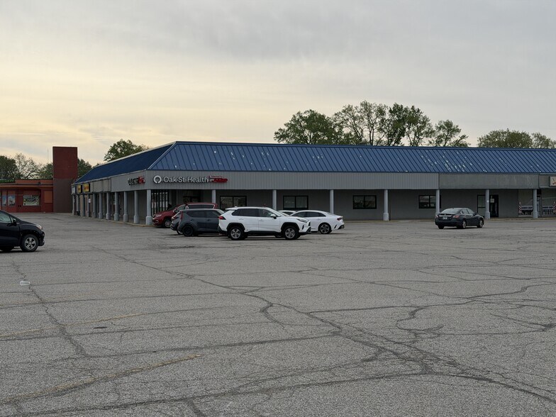 6301 E Washington St, Indianapolis, IN à louer - Photo du bâtiment - Image 2 de 7