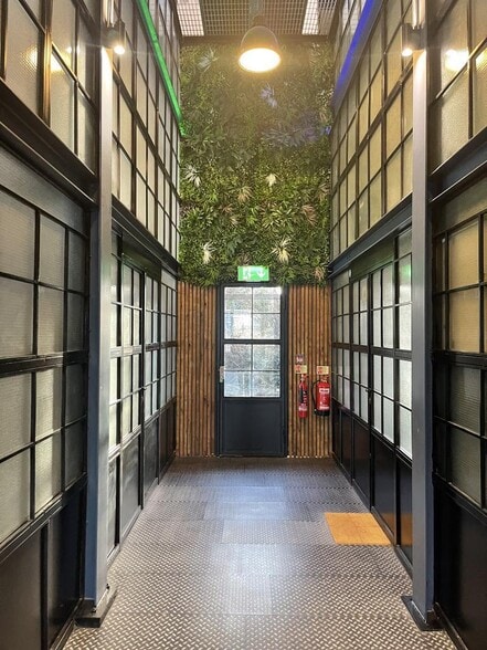 Western Ave, London for lease - Interior Photo - Image 2 of 20