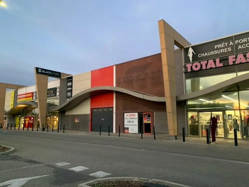 Commerce de détail dans Sorgues à louer Photo du bâtiment- Image 1 de 4