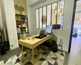 Retail in Paris for lease Interior Photo- Image 2 of 4