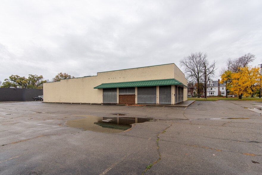 1115 Genesee ave, Saginaw, MI for sale - Primary Photo - Image 1 of 26