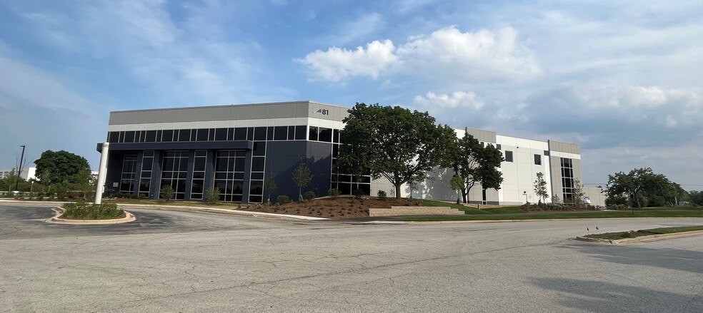 81 NW Point Blvd, Elk Grove Village, IL for lease - Building Photo - Image 2 of 5
