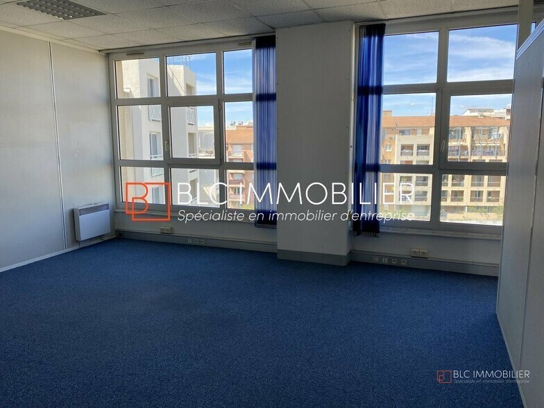 Bureau dans Marseille à louer - Photo du bâtiment - Image 3 de 12