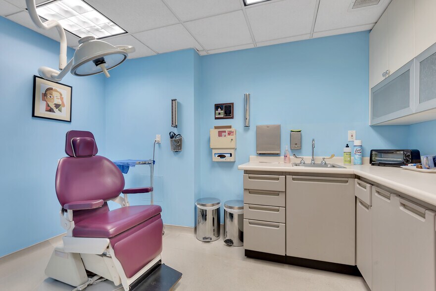 900 Park Ave, New York, NY à vendre - Photo du bâtiment - Image 3 de 7