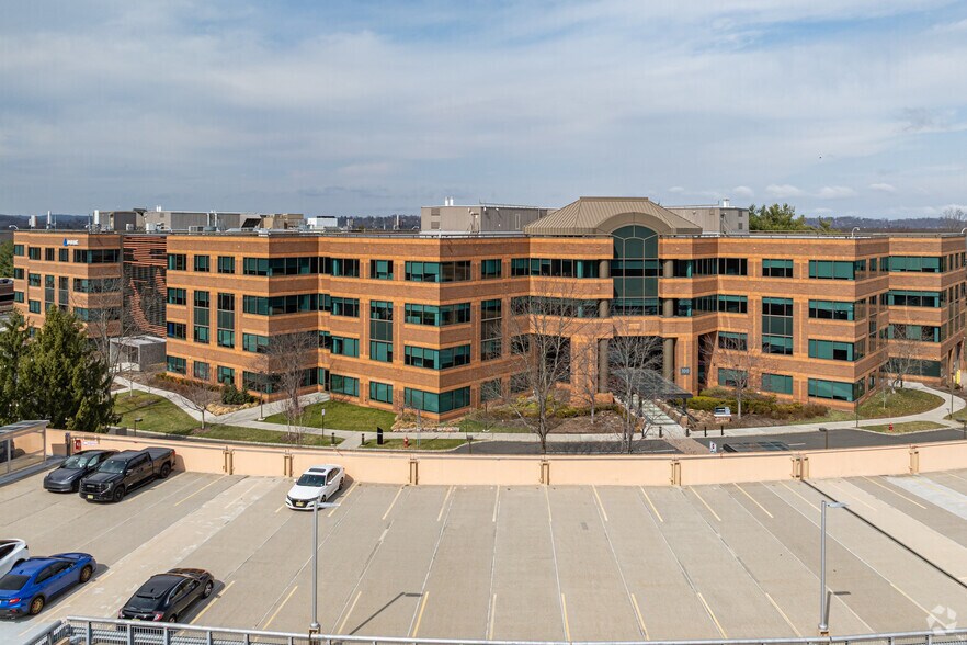 200 Warren Corporate Center Dr, Warren, NJ for lease - Building Photo - Image 2 of 6