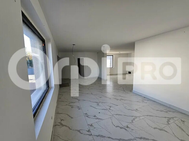 Retail in Talence for sale - Interior Photo - Image 2 of 12