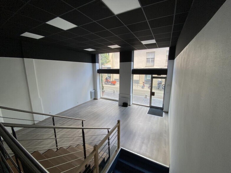 Retail in Chartres for lease - Interior Photo - Image 2 of 13