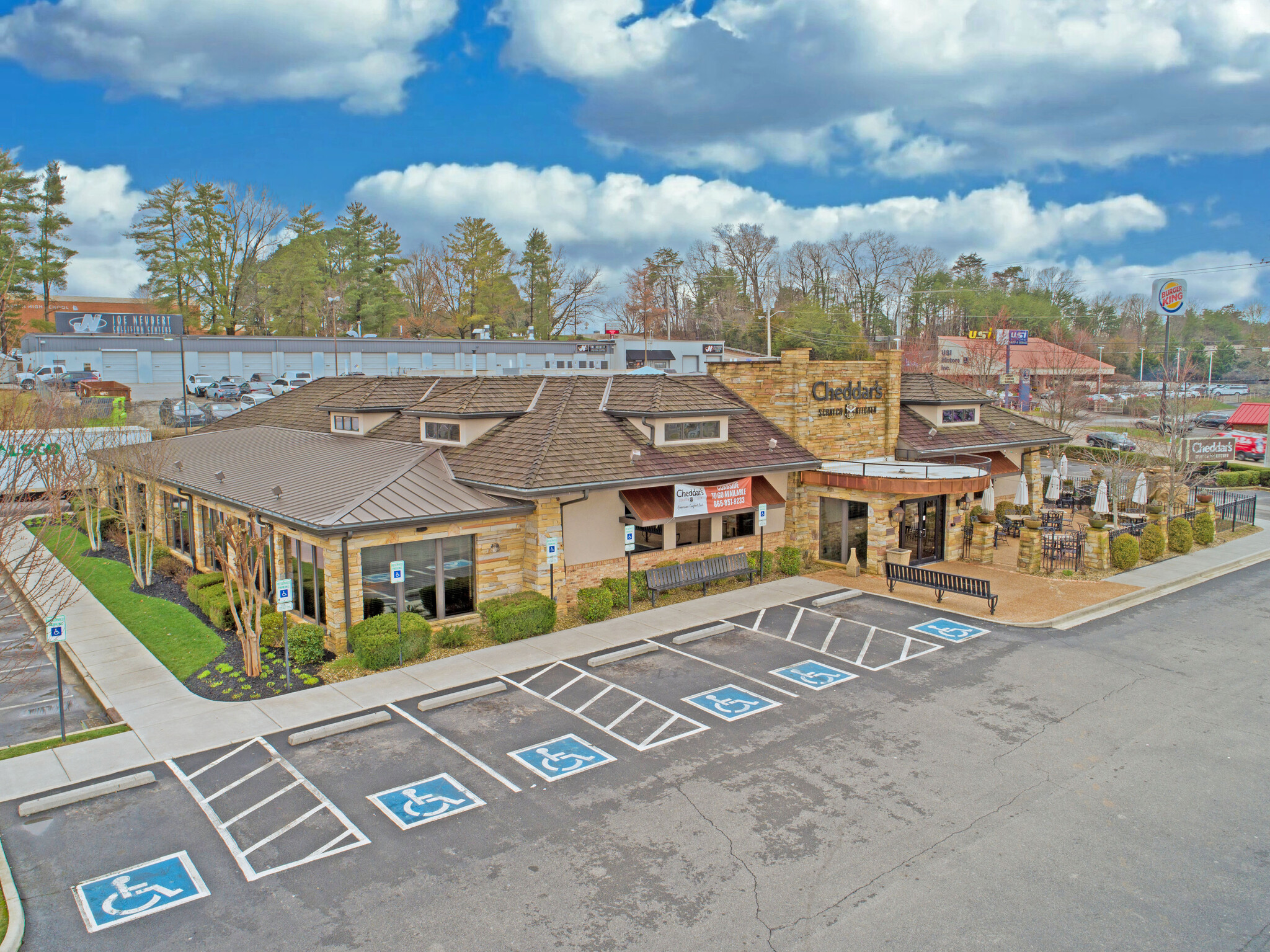 8390 Kingston Pike, Knoxville, TN à vendre Photo du bâtiment- Image 1 de 1