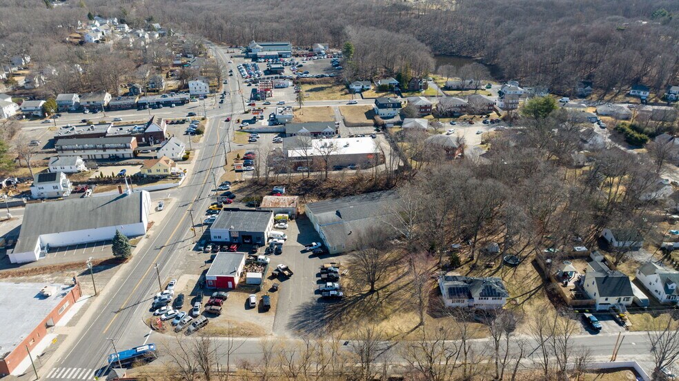 510 Meriden Rd, Waterbury, CT à vendre - Photo du bâtiment - Image 3 de 12