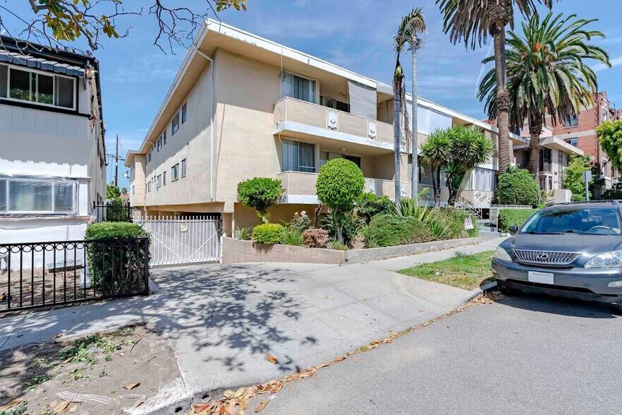 1821 N Alexandria Ave, Los Angeles, CA à vendre - Photo du bâtiment - Image 3 de 18