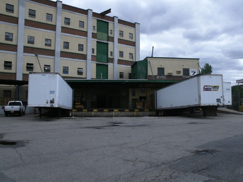 239 Lindbergh Pl, Paterson, NJ à louer - Photo du bâtiment - Image 3 de 9