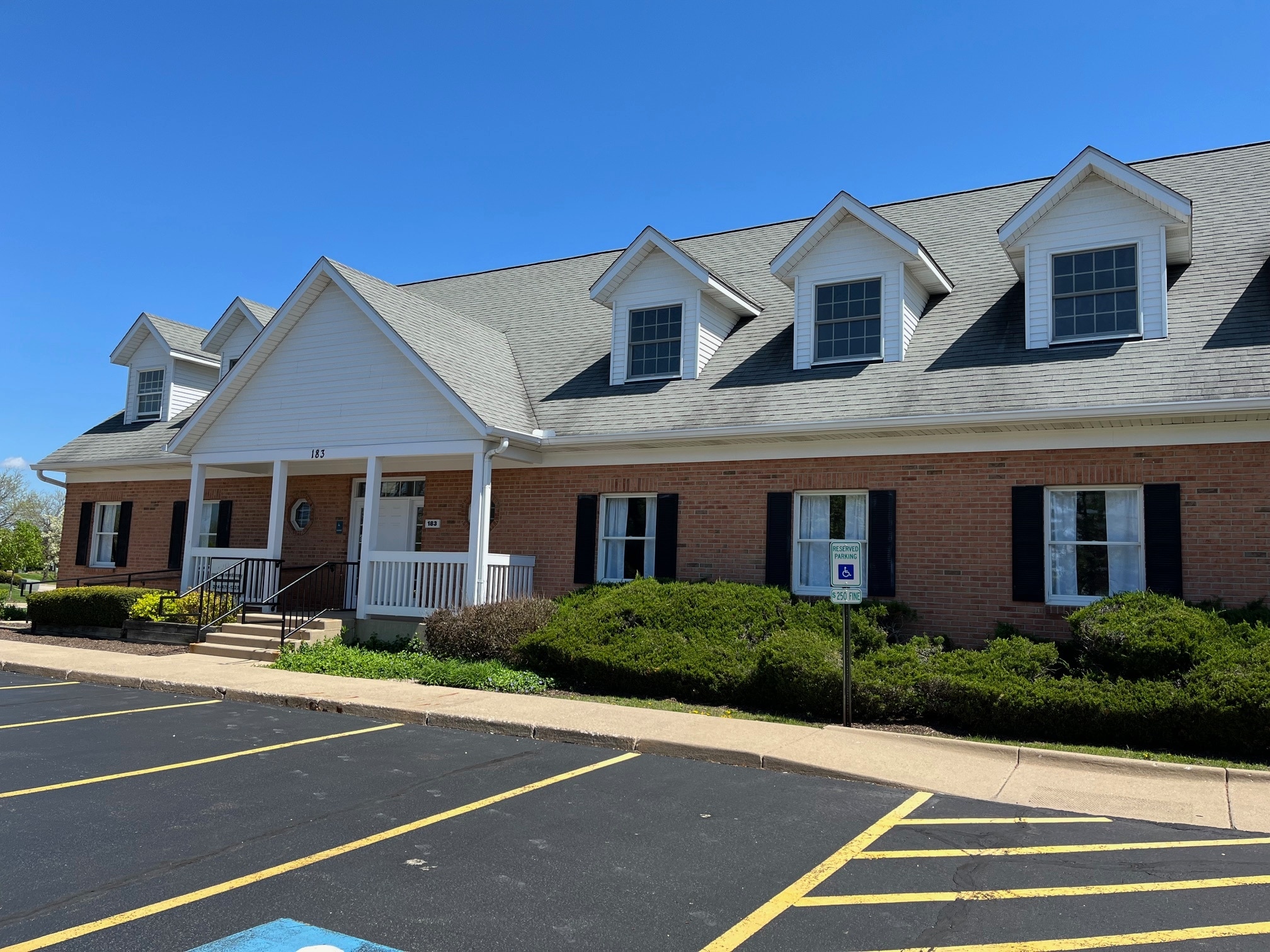 183 Heritage Dr, Crystal Lake, IL for lease Primary Photo- Image 1 of 7