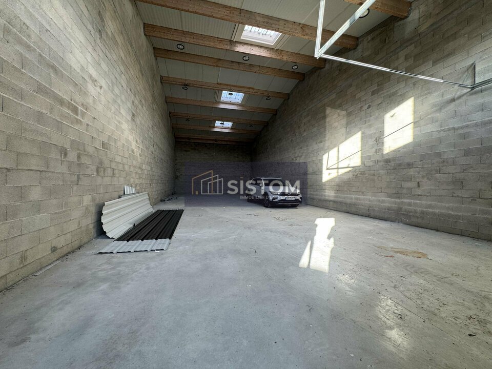 Flex in Persan for lease Building Photo- Image 1 of 2