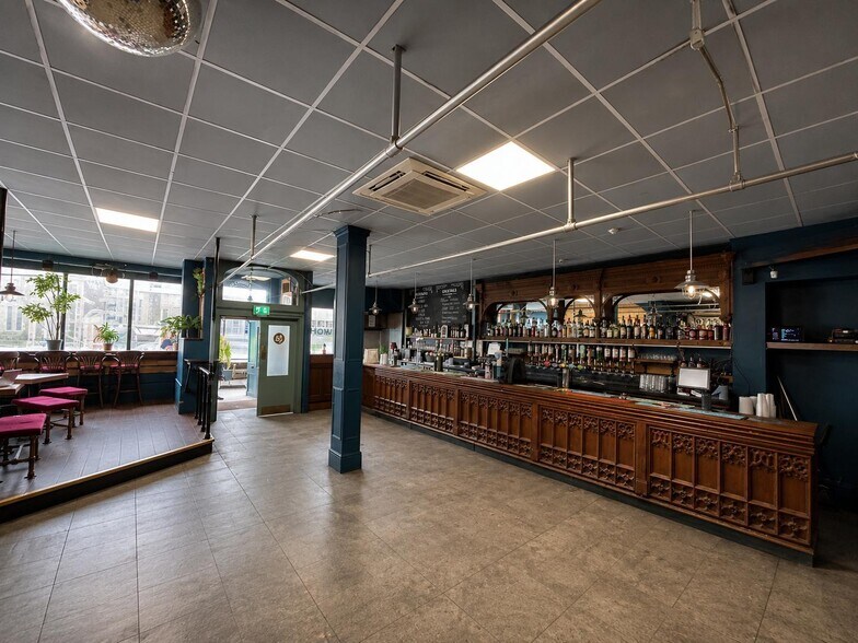 51 Stokes Crof, Bristol for lease - Building Photo - Image 2 of 13
