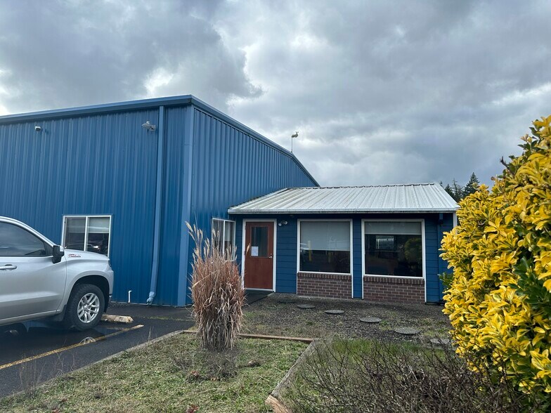 1055 S Commerce Pkwy, Newberg, OR à vendre - Photo du bâtiment - Image 2 de 4