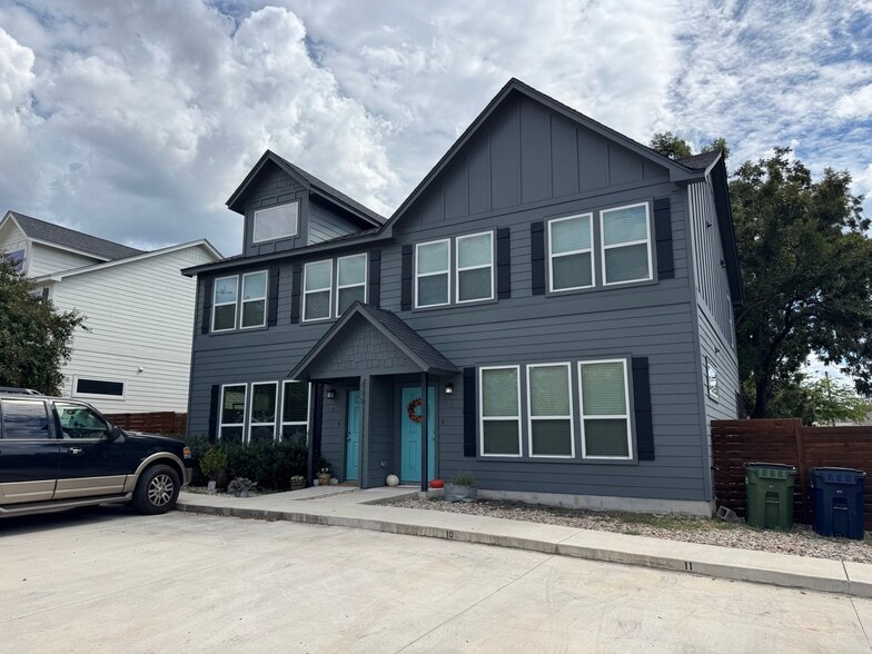 Burnet Single Family & Duplex Portfolio portefeuille de 6 propriétés à vendre sur LoopNet.ca - Photo principale - Image 2 de 6