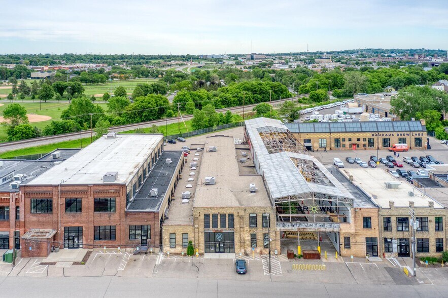 1331 NE Tyler St, Minneapolis, MN à louer - Photo du bâtiment - Image 3 de 6