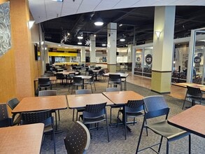 210 3rd Ave SE, Cedar Rapids, IA à louer Photo intérieure- Image 1 de 13