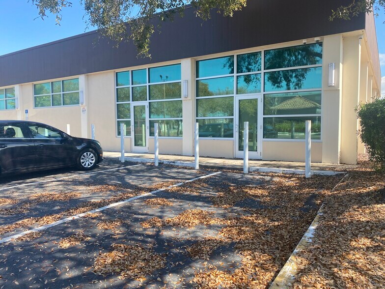 6424 Embassy Blvd, Port Richey, FL à louer - Photo du bâtiment - Image 2 de 5