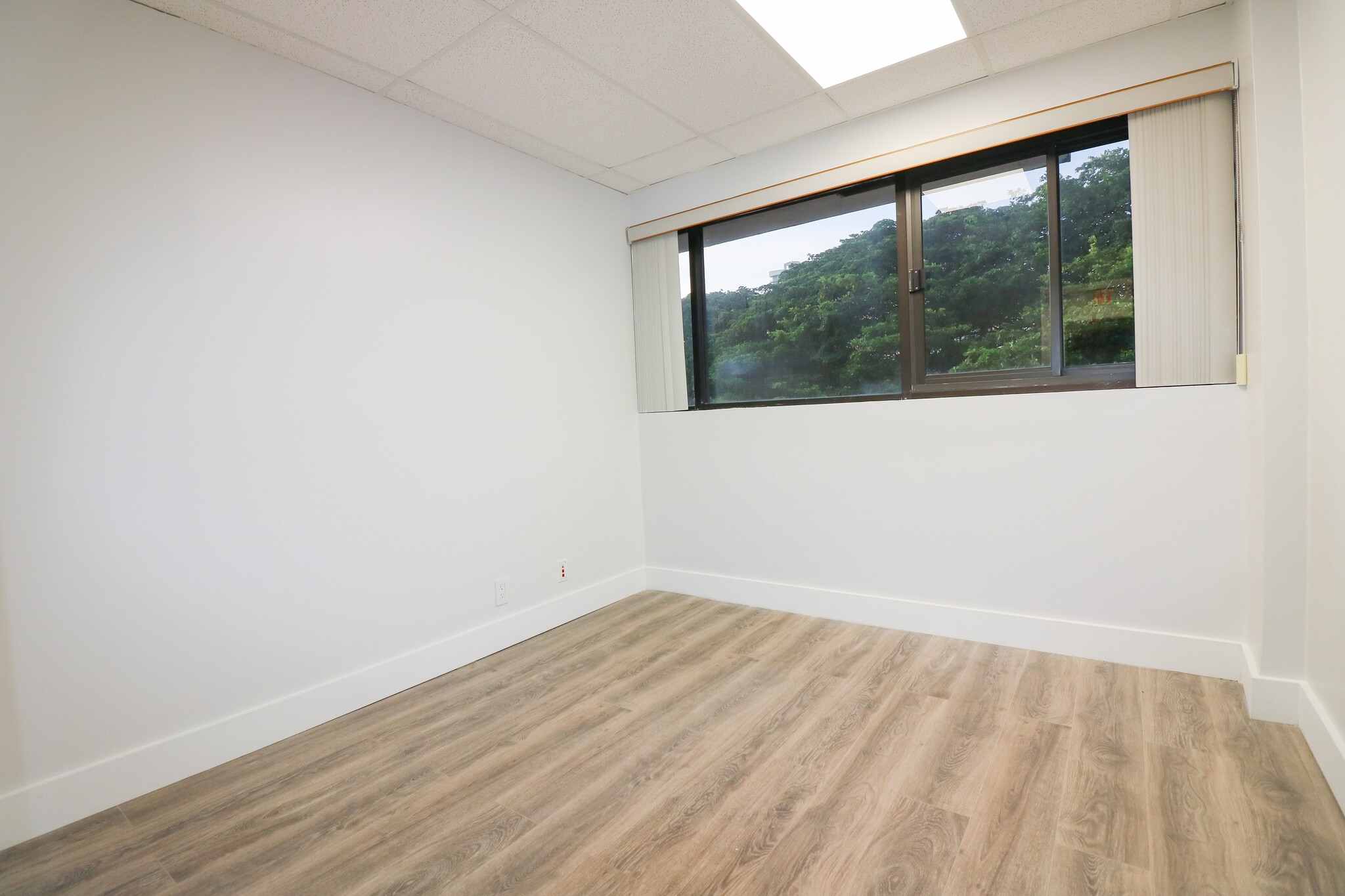 501 Golden Isles Dr, Hallandale Beach, FL for lease Interior Photo- Image 1 of 1