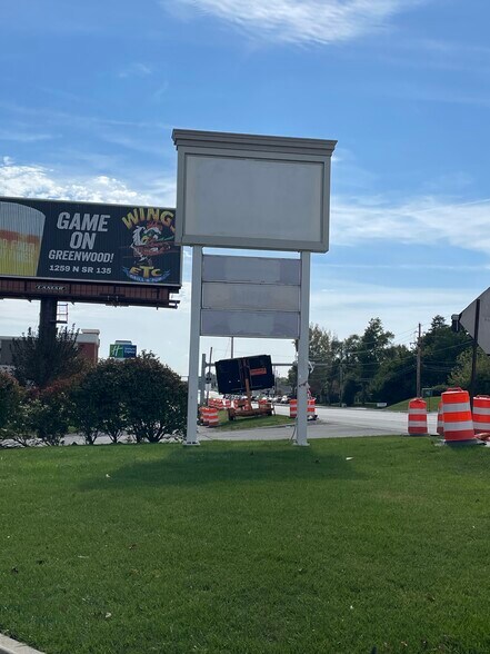 505 E Thompson Rd, Indianapolis, IN à louer - Photo du bâtiment - Image 2 de 5