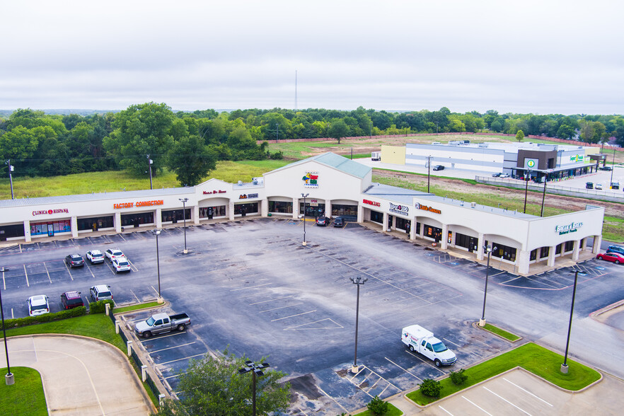 1009 S Jackson St, Jacksonville, TX for lease - Building Photo - Image 3 of 9