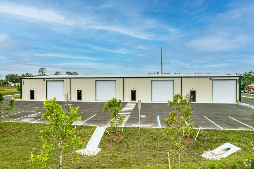 201 Wallace Ave, Lehigh Acres, FL à louer - Photo du bâtiment - Image 3 de 3