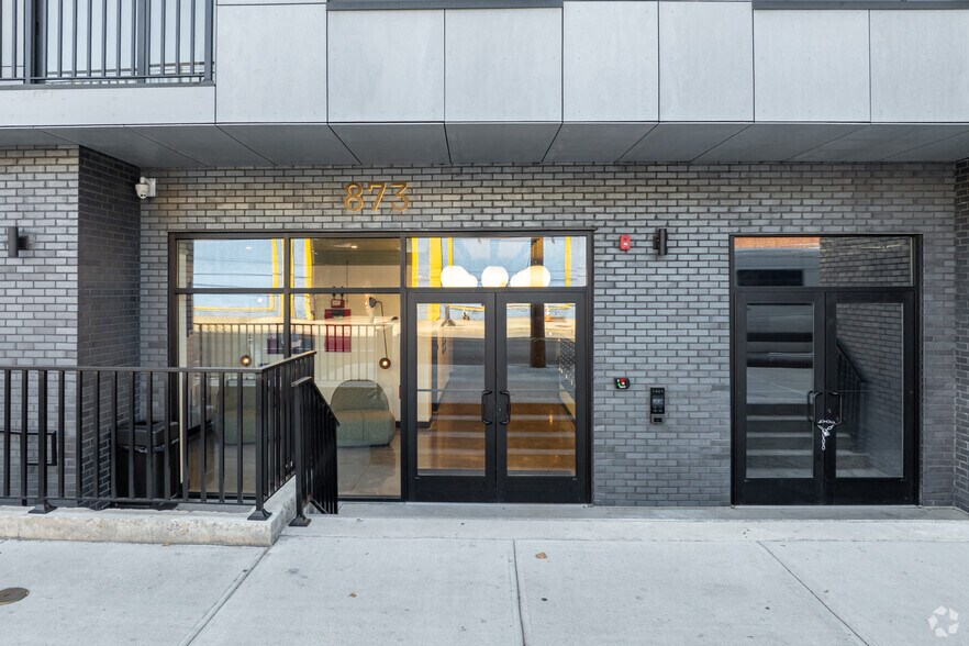873 COMMUNIPAW Ave, Jersey City, NJ à louer - Photo du bâtiment - Image 3 de 37