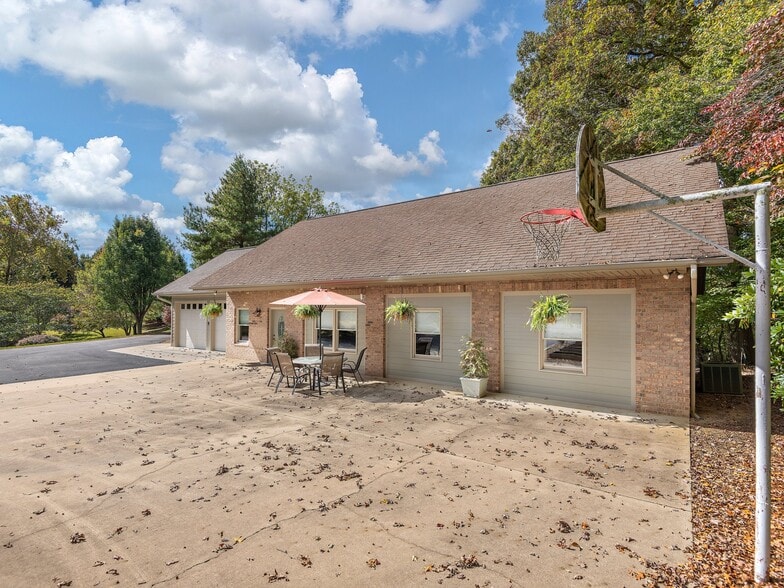 355 Johnson Dr, Canton, NC for sale - Building Photo - Image 2 of 43