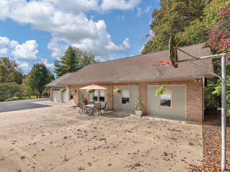 355 Johnson Dr, Canton, NC à vendre - Photo du bâtiment - Image 2 de 43