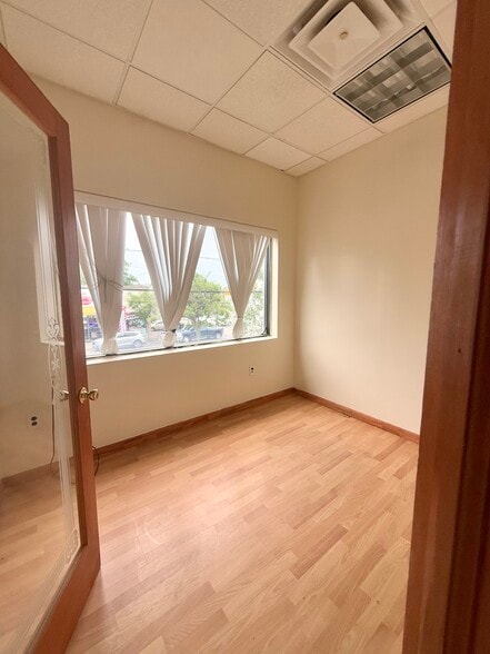 21701 Merrick Blvd, Springfield Gardens, NY à louer - Photo du bâtiment - Image 2 de 11