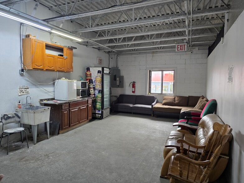 350 Scholes St, Brooklyn, NY for lease - Building Photo - Image 2 of 3