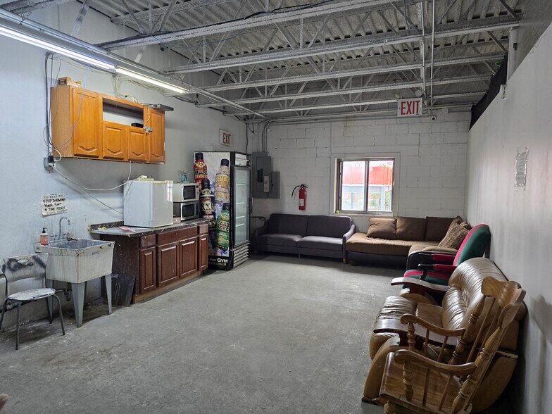 350 Scholes St, Brooklyn, NY à louer - Photo du bâtiment - Image 2 de 3