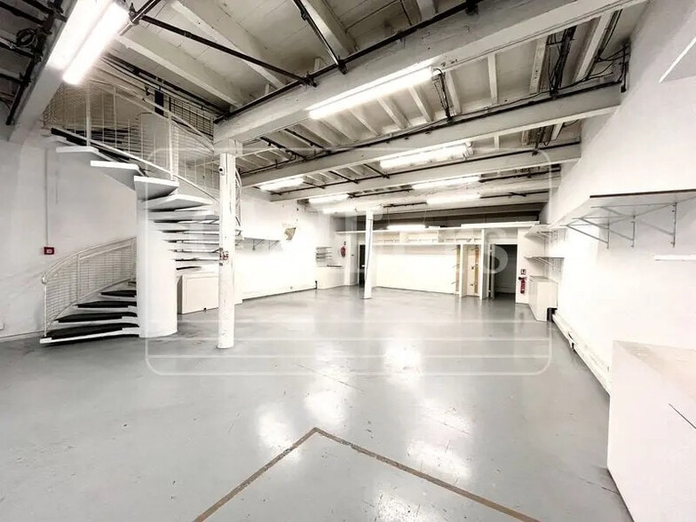 Flex in Marseille for lease - Interior Photo - Image 3 of 4