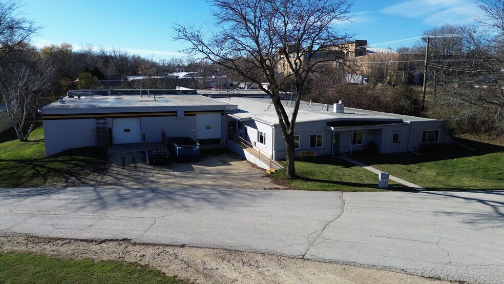 W51N545 Struck Ln, Cedarburg, WI à louer - Photo du bâtiment - Image 2 de 2