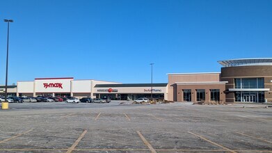 2103-2109 N Veterans Pky, Bloomington, IL for lease Interior Photo- Image 2 of 8