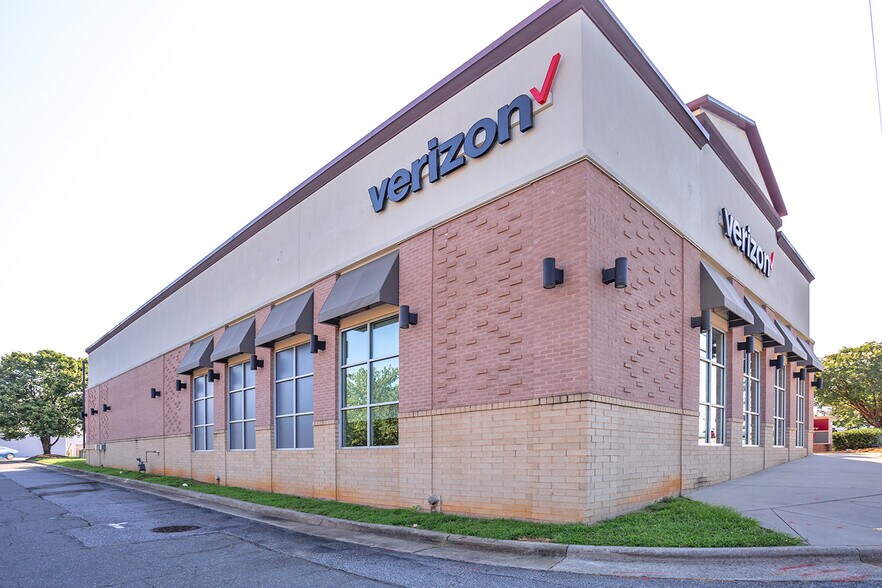 1990 S Stratford Rd, Winston-Salem, NC for sale - Building Photo - Image 2 of 8