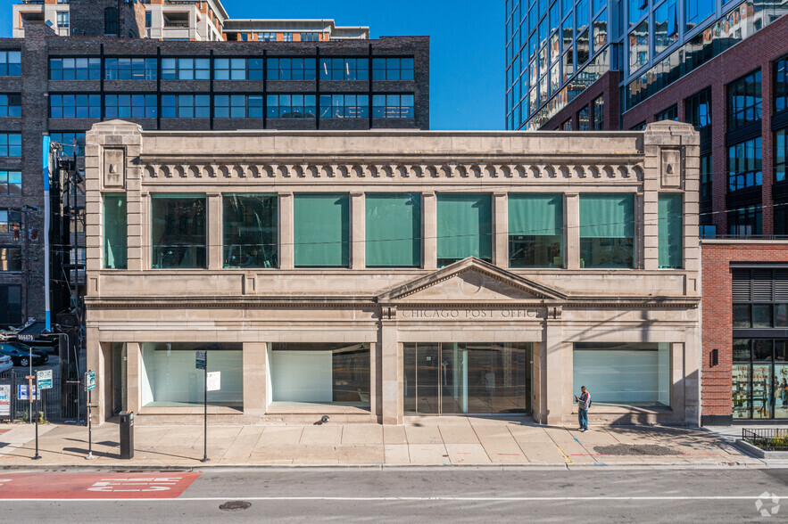 210-216 W Chicago Ave, Chicago, IL for lease - Building Photo - Image 2 of 5