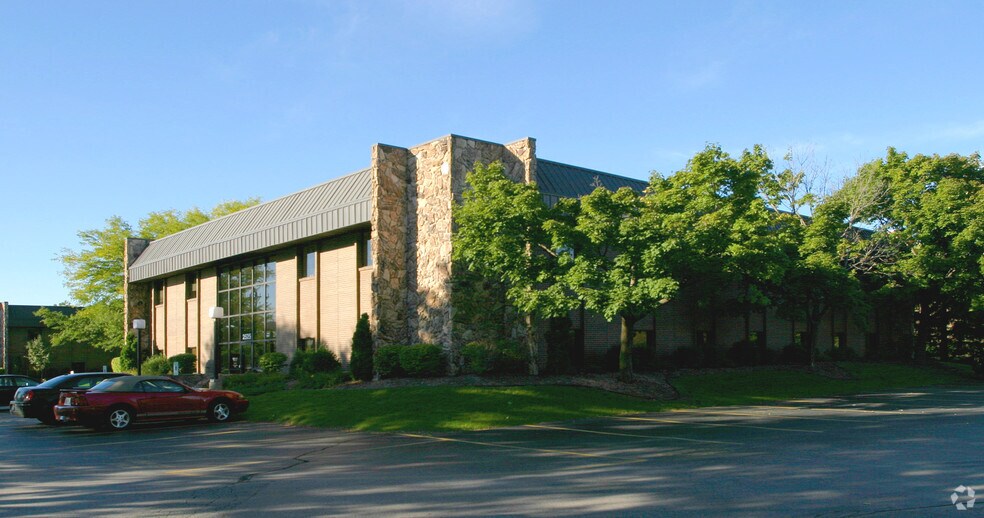 2515 N 124th St, Brookfield, WI à louer - Photo principale - Image 1 de 2