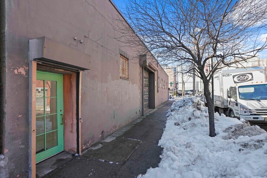 219 Van Brunt St, Brooklyn, NY à vendre - Photo du bâtiment - Image 2 de 20
