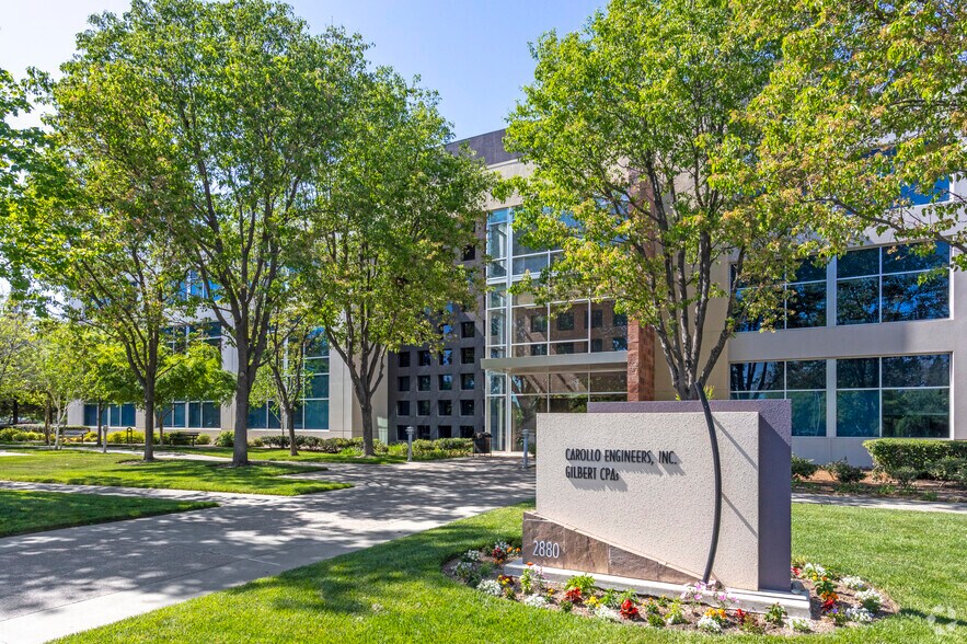 2880 Gateway Oaks Dr, Sacramento, CA à louer - Photo principale - Image 1 de 5