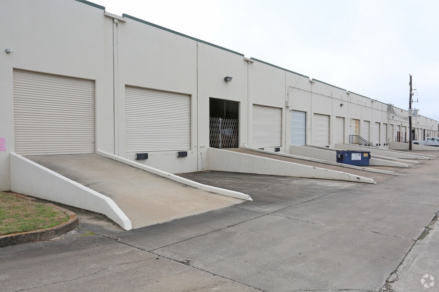 16515 Hedgecroft Dr, Houston, TX for lease - Building Photo - Image 3 of 6
