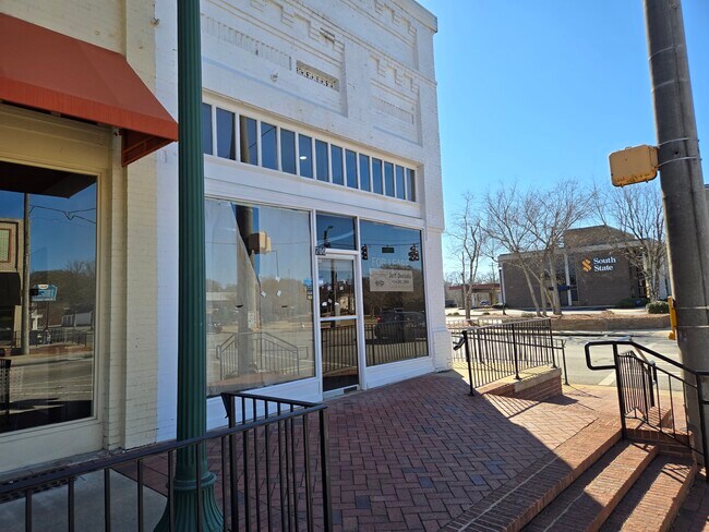 More details for 700 3rd Ave, West Point, GA - Retail for Lease